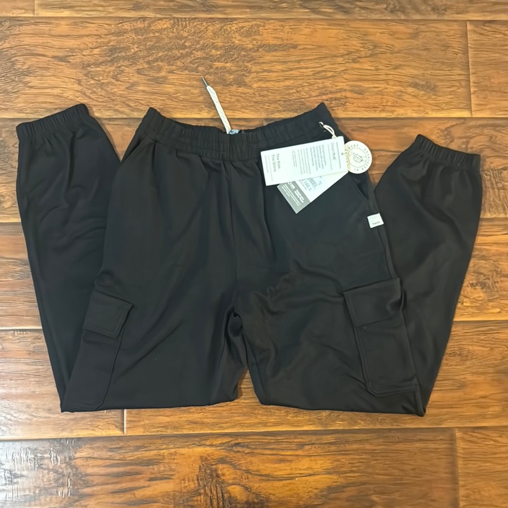 Vuori- Boyfriend Cargo Jogger in Black Heather